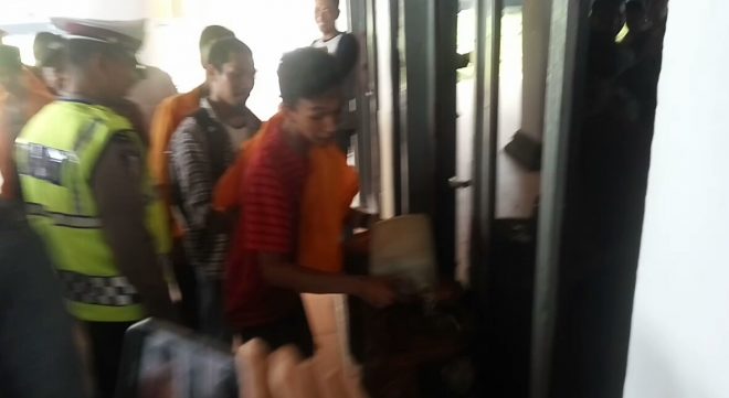 Video, Mahasiswa FTIP UHO Nyaris Bakar Gedung DPRD Sultra