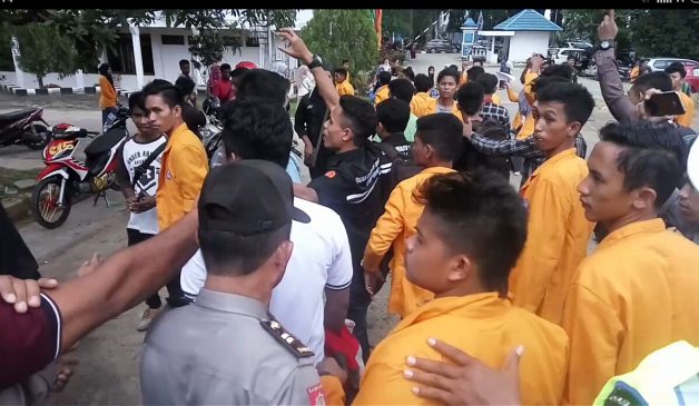 Video, Mahasiswa FTIP UHO Ricuh di DPRD Sultra