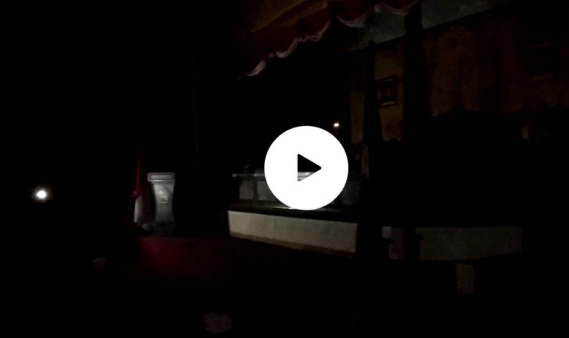 SK PAW Anggota DPRD Sultra Dibacakan Menggunakan Senter Handphone