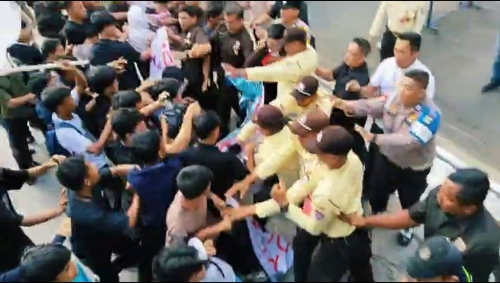 Aksi Unjuk Rasa di Depan Kantor PT VDNI Jakarta, Puluhan Massa Buka Baju Sambil Protes