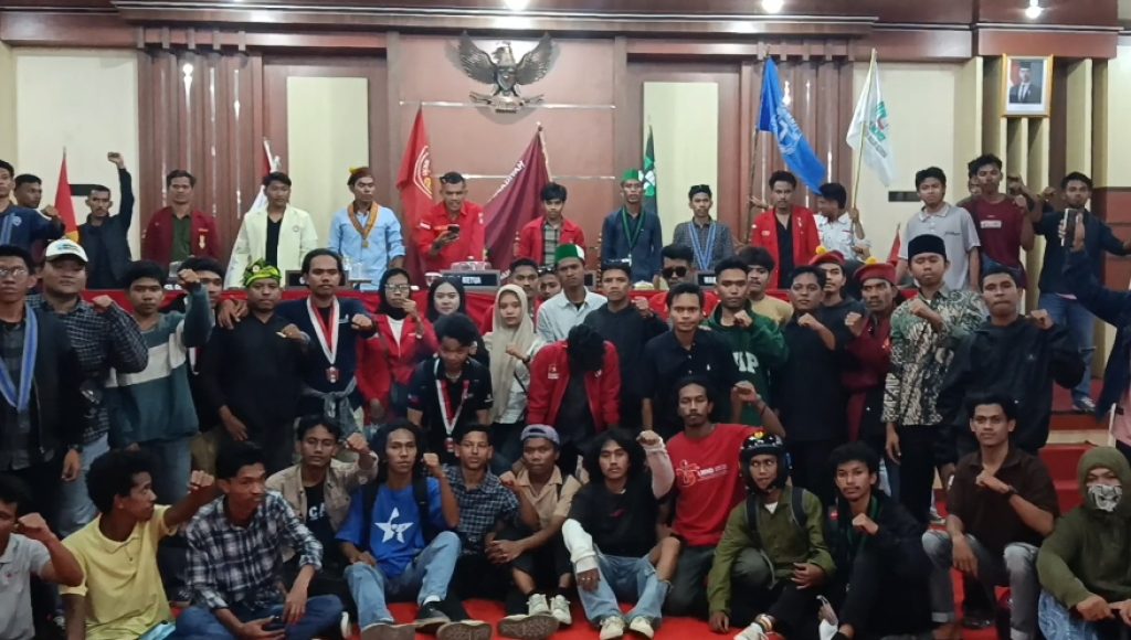 Massa Cipayung Kendari Duduki Ruang Paripurna DPRD Sultra, Satu Gedung Nyaris Terbakar