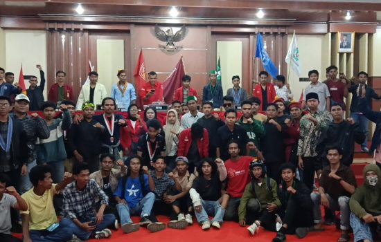 Massa Cipayung Kendari Duduki Ruang Paripurna DPRD Sultra, Satu Gedung Nyaris Terbakar