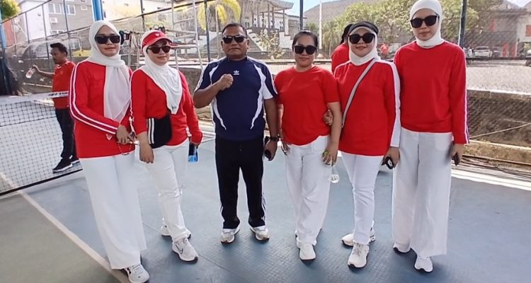 Semarakkan HUT RI, Ratusan Pegawai Sekretariat DPRD Sultra Ikuti Lomba Bola Gotong