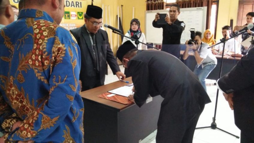 Endang Resmi Jabat Sekretaris KPUD Koltim Definitif