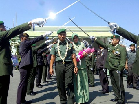 Upacara penyambutan Komandan kodim 0820/Probolinggo yang baru. FOTO : ASL