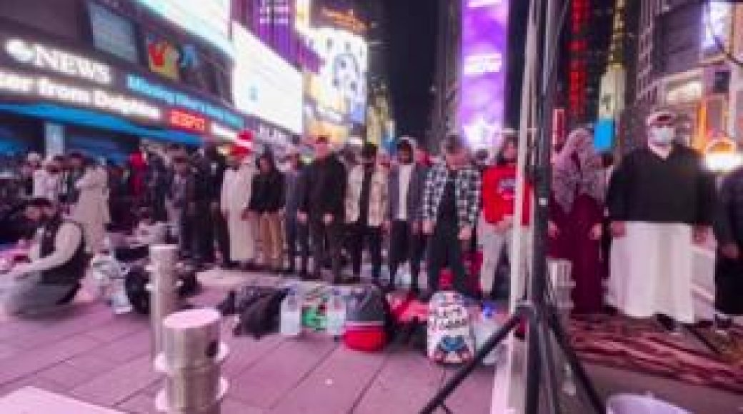Sorotan terhadap dan Spontanitas di Balik Tarawih di Times Square