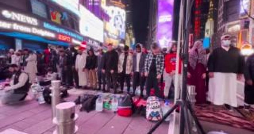 Sorotan terhadap dan Spontanitas di Balik Tarawih di Times Square