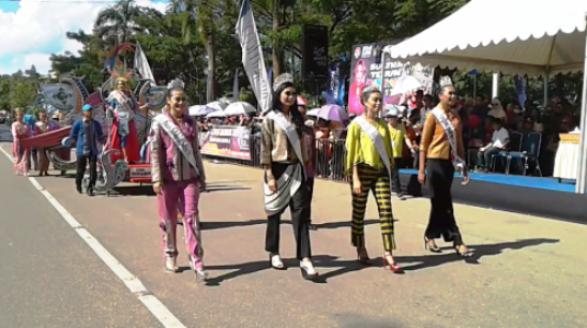 Peserta pertama dari Putri Indonesia Perwakilan Sultra, Putri Pariwisata Sultra, yang membuka Festival Tenun Karnaval yang tampil dengan sangat memukau di hadapan para pengunjung dan wisatawan,(24/4) FOTO : FA