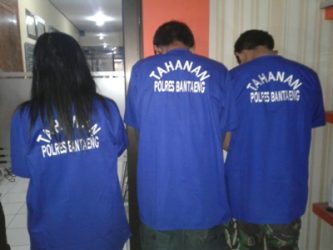 Dua tahan kabur yang melarikan diri dari mapolsek Bantaeng kembali di ringkus bersama seorang wanita yang turut membantu pelarian dua tersangka juga diamankan. FOTO : SYAMSUDDIN