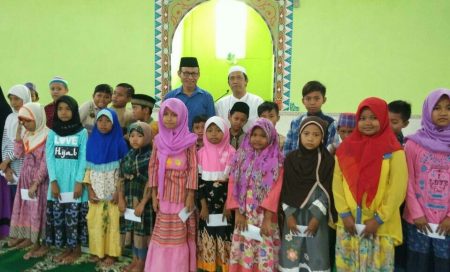 Takmir Masjid Komplek Polri Bukber dan Santuni Anak Yatim. FOTO : NADHIR ATTAMIMI