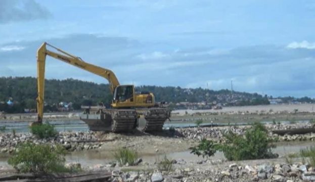 Proyek tambat labuh yang rencananya akan kelar di akhir Agustus ini masih diragukan, karena itu Dishub tel;ah mewarning untuk memberikan denda jika terlambat pengerjaannya. FOTO : FEBRI