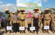 Bupati Konsel H Surunudin Dangga Bersama Kapolres Konsel AKBP Yeyen Lesmana, SIK Saat Melakukan Penanaman Perdana Jagung Hibrida Di Desa Kapu Jaya, Kecamatan Palangga. FOTO : HUMAS PEMDA KONSEL