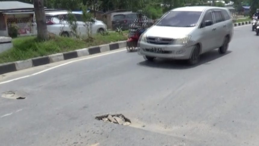Warga Kendari Keluhkan Kondisi Jalan di Bundaran Tapal Kuda