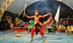 Pentas seni dan tari yang disajikan oleh warga tempur usai menggelar kirab sedekah hasil bumi. FOTO : DSW