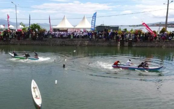 Lomba tarik tambang di atas air dengan menggunakan perahu di kolaka dalam rangka HUT RI ke 72 Tahun 2017. FOTO : ASDAR LANTORO