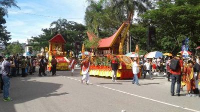 Karnaval Budaya dalam rangka HUT Kota Kendari ke 186, Kontingan Budaya Toraja turut serta dan terbanyak. FOTO : FA