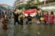 Warga bantaran Kali Code selain menggelar upacara bendera di tengah Sungai, juga menghadirkan hiburan berupa teatrikal peristiwa yang dikenal dengan Pertempuran Kotabaru 7 Oktober 1945. FOTO : NADHIR ATTAMIMI