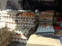 Pedagang telur di pasar sentral baru Bantaeng keluhkan sepinya pembeli yang diakibatkan mahalnya harga telur. FOTO : SYAMSUDDIN