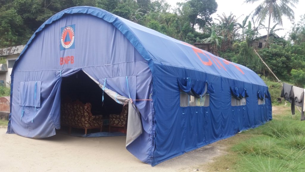 Tenda pengungsian bagi korban bencana tanah longsor di sampara masih di huni korban. FOTO ; ANDRI