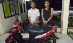 Dua dari enam tersangka yang di bekuk aparat kepolisian resort Langsa usai melakukan pencurian di rumah kosong di saat pemilik rumah saat mudik lebaran. FOTO : ROBY SINAGA