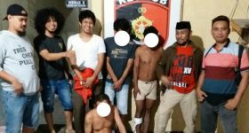 Tiga Kawanan pencuri ternak Kuda (ditutup mata) saat di gelandang di mapolres Bantaeng. FOTO ; SYAMSUDDIN