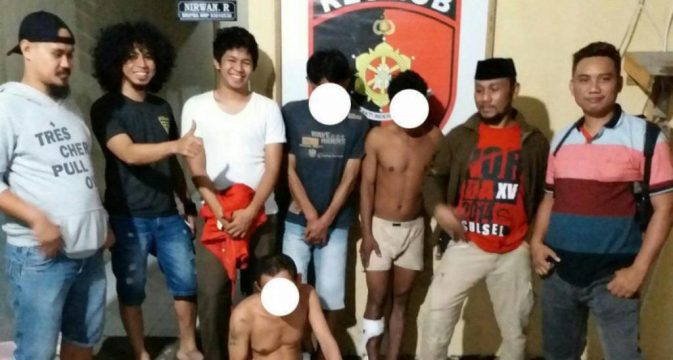 Tiga Kawanan pencuri ternak Kuda (ditutup mata) saat di gelandang di mapolres Bantaeng. FOTO ; SYAMSUDDIN