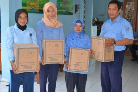 Staf dan karyawan lanud Ady Sucipto DIY setelah menerima bingkisan THR dari Danlanud. FOTO : NADHIR ATTAMIMI
