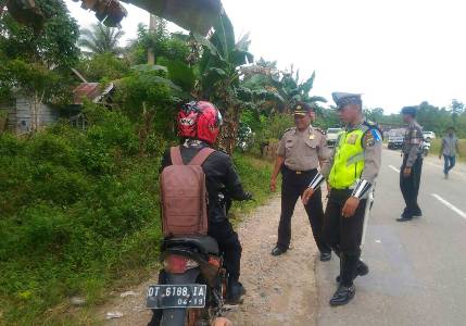 Jajaran Satlantas Polres Konsel Saat Menggelar Operasi Patuh Anoa Disalah Satu Ruas Jalan Diwilayah Hukum Polres Konsel. FOTO : MAHIDIN