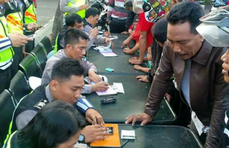 Pelanggar lalu lintas di wilayah hukum Probolinggo saat dilakukan penilangan oleh jajaran Satlantas polres Probolinggo. FOTO : ASL