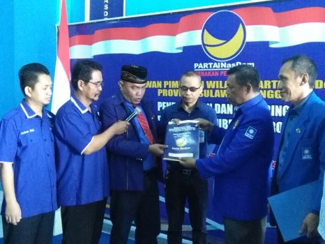Tim pemenangan Asrun saat mengembalikan berkas pendaftaran Cagub di DPW partai NasDem. FOTO : ILHAM
