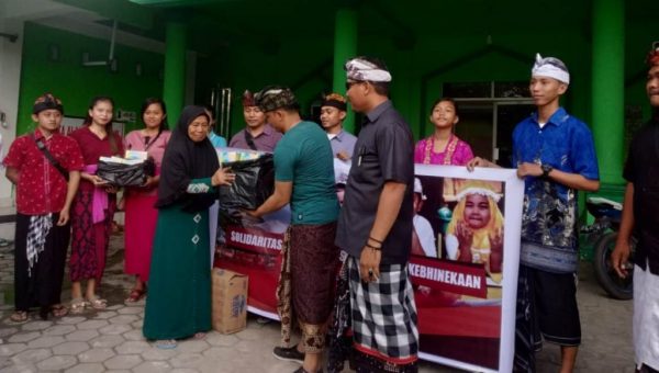 ﻿Umat Hindu Bagi Takjil di Kendari