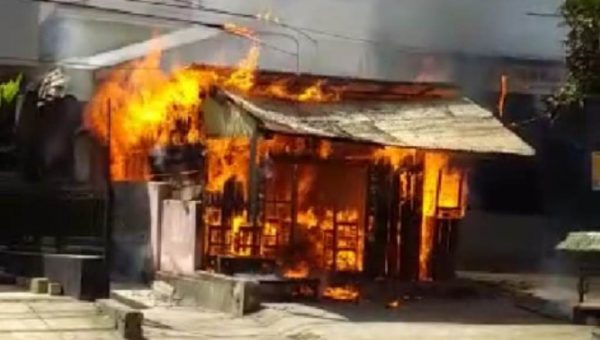 ﻿Nyalakan Korek Api Saat Pengisian Bensin Eceran, Rumah Ludes Terbakar