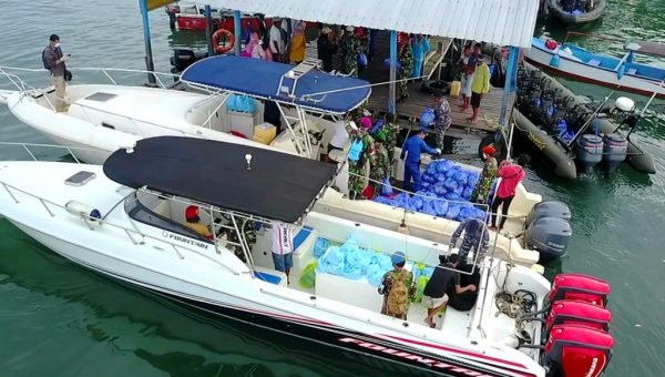 Lantamal VI dan Polda Sulsel Bagi Sembako ke Warga Tiga Pulau di Makassar