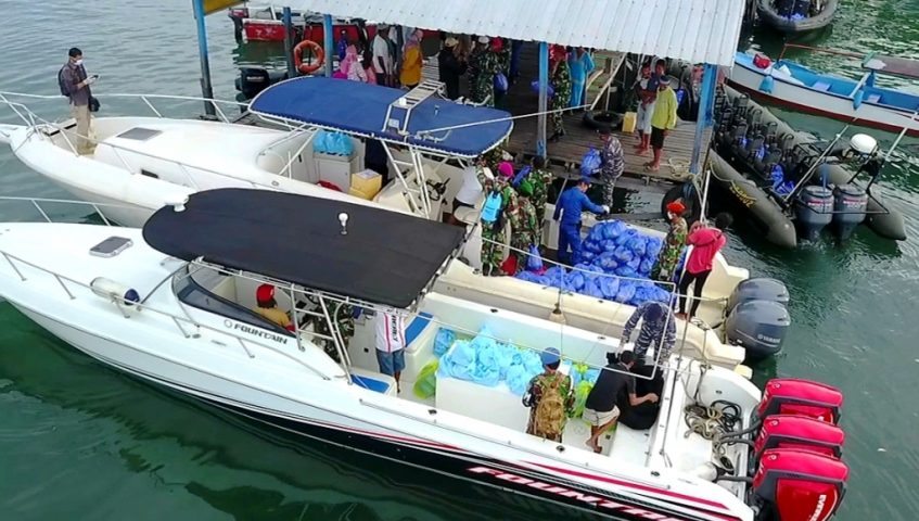 Lantamal VI dan Polda Sulsel Bagi Sembako ke Warga Tiga Pulau di Makassar