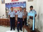 Kepala Dinas Penerangan TNI AU (Kadispenau) Marsma TNI Jemi Trisonjaya, M. Tr (Han) bersama Komandan Lapangan Udara (Danlanud) Adisutjipto Marsma TNI Ir. Novyan Samyoga, M.M, membuka Media Center Pertama yang ditandai dengan pemukulan gong. FOTO : NADHIR ATTAM,IMI