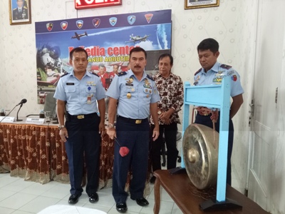 Kepala Dinas Penerangan TNI AU (Kadispenau) Marsma TNI Jemi Trisonjaya, M. Tr (Han) bersama Komandan Lapangan Udara (Danlanud) Adisutjipto Marsma TNI Ir. Novyan Samyoga, M.M, membuka Media Center Pertama yang ditandai dengan pemukulan gong. FOTO : NADHIR ATTAM,IMI