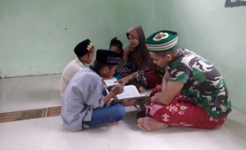 Personil TNI Kodim Bantaeng memberikan pengajaran mengaji kepada anak-anak di sela-sela kegiatan TMMD ke 100 tahun 2017. FOTO ; SYAMSUDDIN