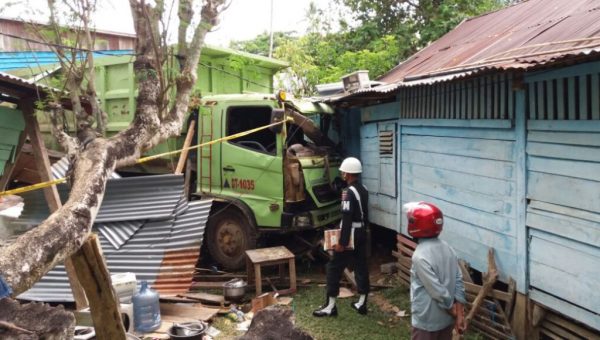 Rumah Warga di Muna Rusak Ditabrak Truk, Sopirnya Diduga Oknum TNI