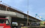 Proyek jembatan Kaligangsa di tol Pejagan-Pemalang Jawa Tengah bahkan dikerjakan siang dan malam. FOTO : NURAKHMAWATI