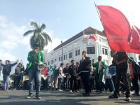 Aktifis mahasiwa di Yogyakarta saat menggelar unjuk rasa menolak hak angket kepada KPK. FOTO : NADHIR ATTAMIMI
