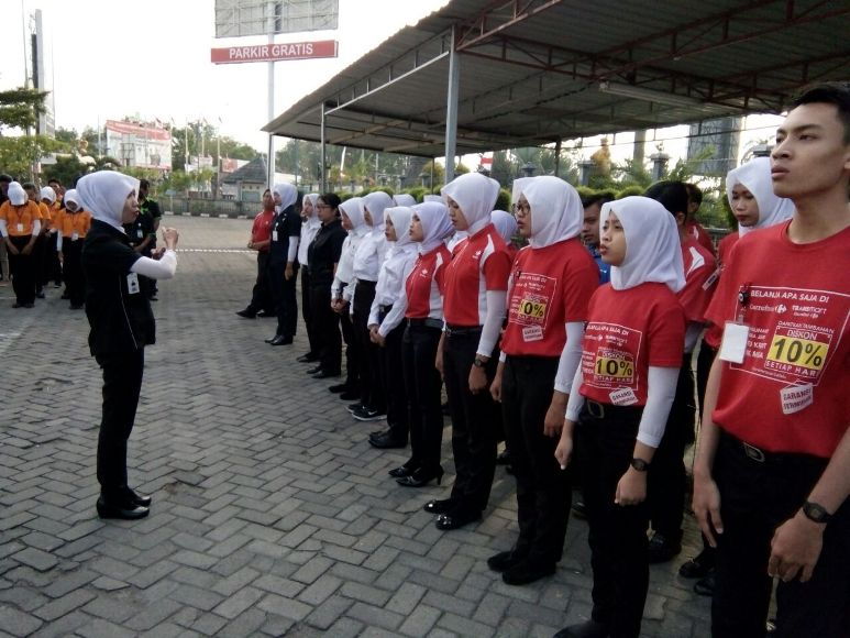 Peringati HUT RI, Seluruh karyawan Trans retail Gelar upacara Bendera. FOTO : AGUNG NUGROHO
