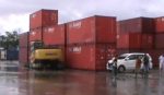 Bongkar Muat kontainer di pelabuhan Nusantara terus mendapat pengawasan daripihak pelindao dan polsek KP3 Polres kendari. FOTO : FT