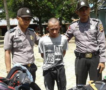 Tersangka Pemilik Senpi Yang Juga Seorang Resisivis, Muh. Firmansyah Alias Iman Asal Bau-Bau Saat Diamankan Oleh Anggota Pospol Laeya. FOTO : MAHIDIN