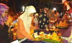 Warga RT. 05/03 Langon Tahunan Jepara Jawa Tengah mengadakan malam tirakatan sekaligus mendoakan arwah pahlawan yang telah gugur. FOTO : DSW