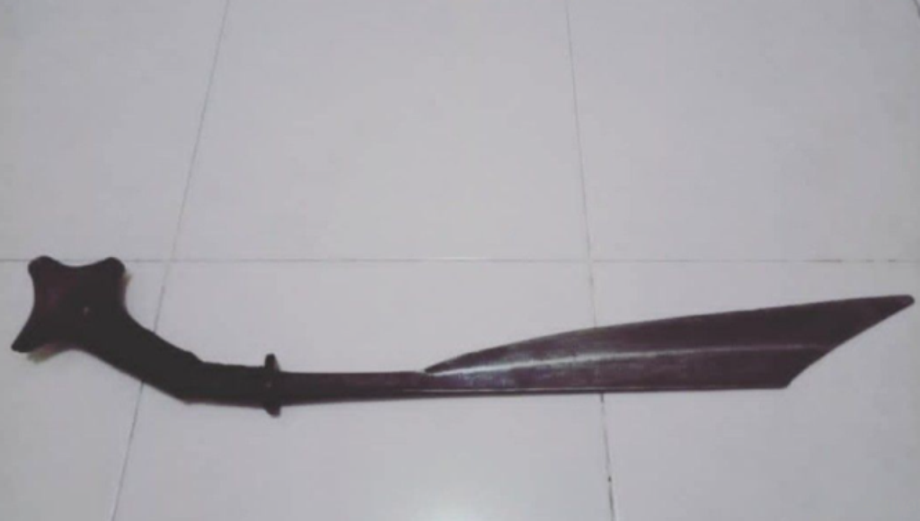 Unjuk Rasa/demo Membawa Parang Pusaka Taawu Menurut Hukum Adat Tolaki