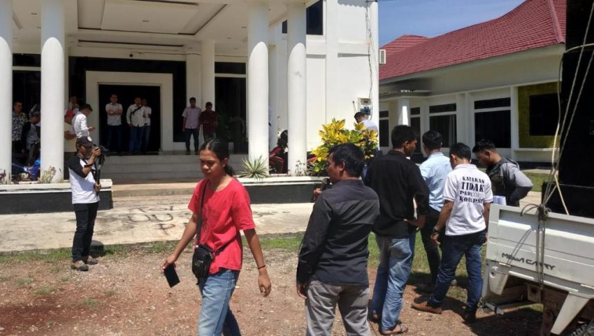 Tahan Penyegelan Kantor, Wakil Ketua DPRD Konawe Terlibat Bentrok﻿