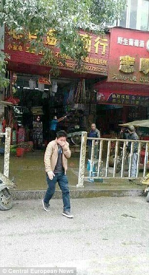Mobil Penyedot WC Meledak, Pejalan Kaki Berlumur Tai