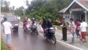 Karang Taruna Tunas Muda Berbagi Ta&rsquo;jil Gratis Kepada Pengguna Jalan
