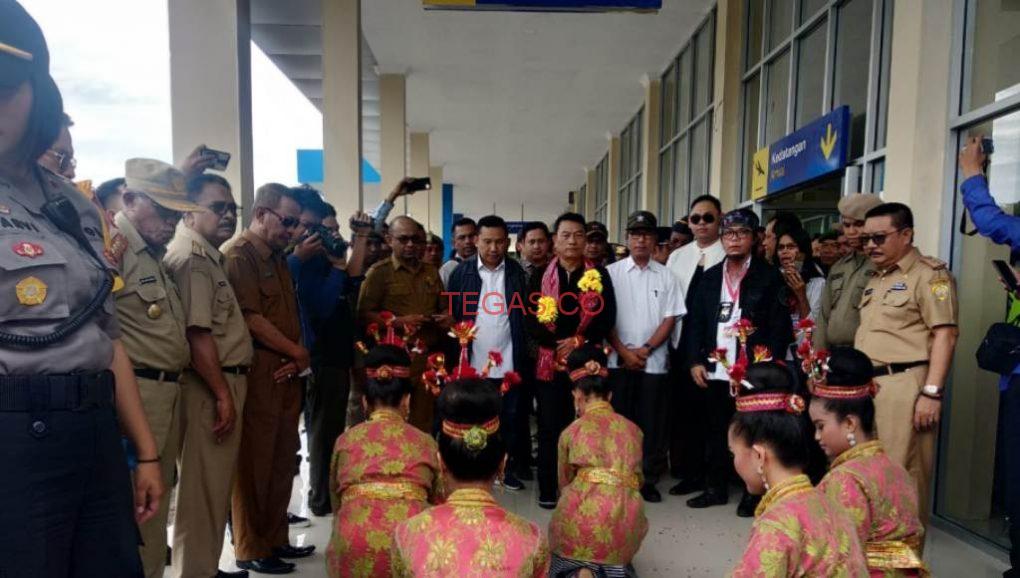Tari Lawati Sambut Kedatangan Jendral Moeldoko di Baubau﻿