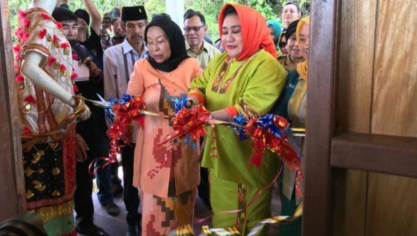 Plt Gubernur Sultra Resmikan Geleri Tenun Sula’a di Kota Bau-Bau